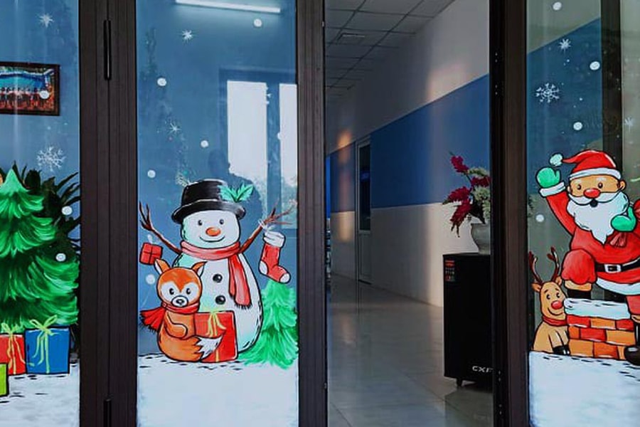 Ông già Noel hân hoan bay trên cửa kính, "xin" luôn chủ quán 2 triệu đồng