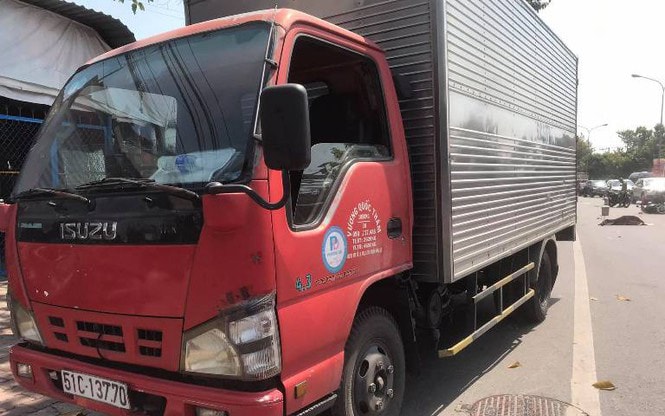 Xe máy va chạm với xe tải, ông và cháu trai tử vong thương tâm