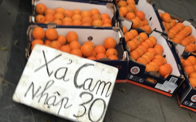 Cam Úc giá siêu rẻ bán dọc vỉa hè, tiểu thương tiết lộ sự thật