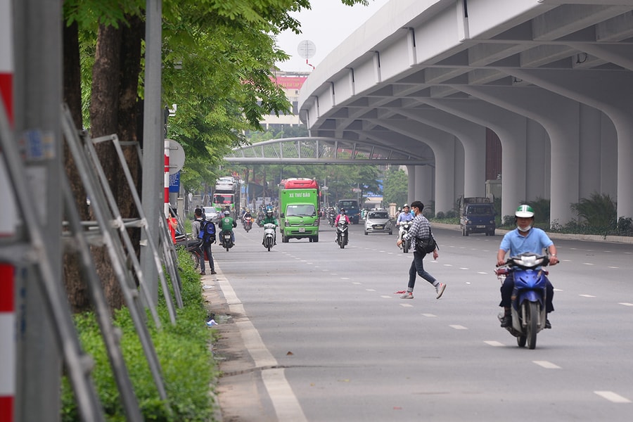 Hà Nội: Bất chấp nguy hiểm, nhiều người đi bộ băng qua 12 làn xe để sang đường Phạm Văn Đồng