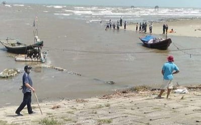 3 học sinh bị sóng biển cuốn mất tích