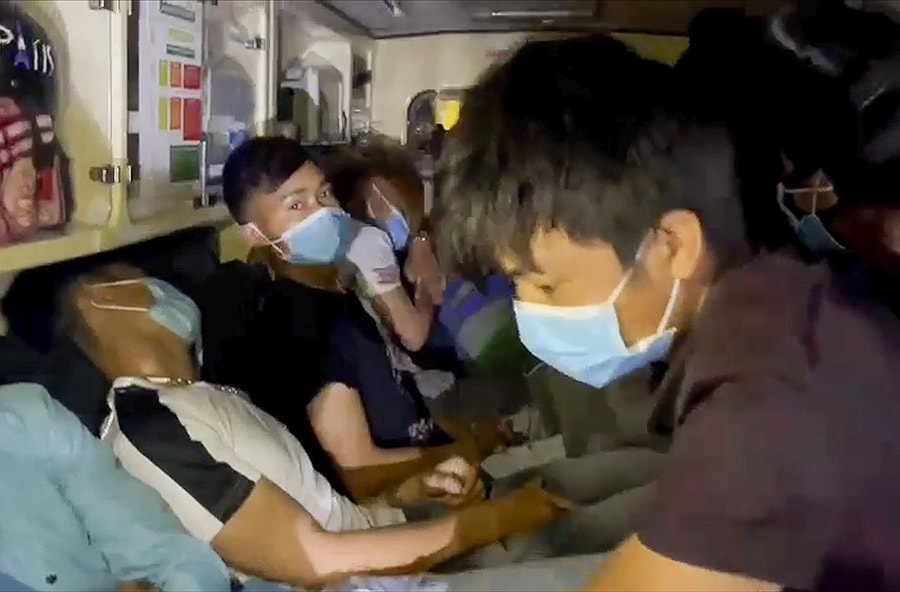 Phát hiện xe cấp cứu chở “chui” 12 người từ Bắc Ninh về Sơn La