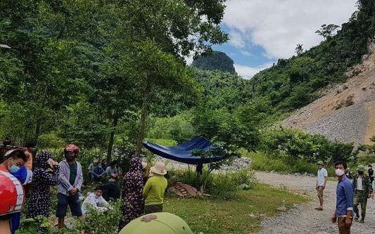 Nam công nhân bị đá rơi trúng đầu tử vong