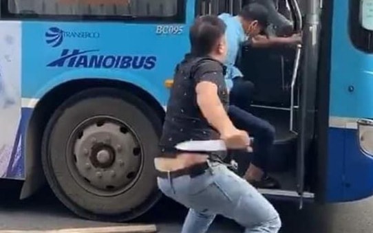 Dùng dao đe dọa phụ xe buýt, tài xế ô tô 7 chỗ có bị xử lý hình sự?