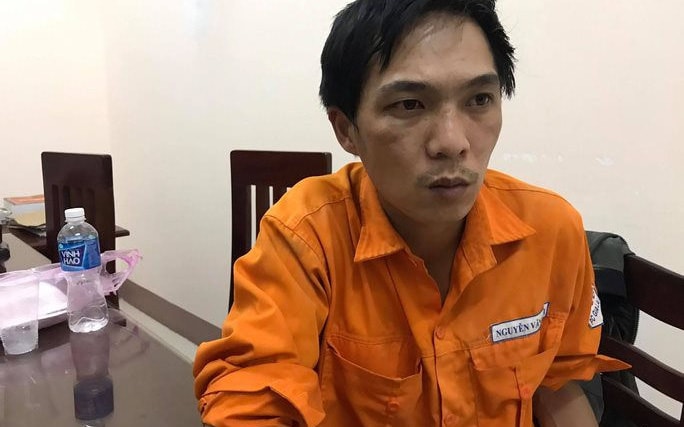 Cha tẩm xăng lên người hai con đòi đốt