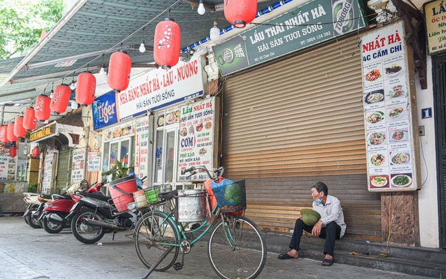 Cảnh "cửa đóng then cài", đìu hiu ở phố ẩm thực "không ngủ" Hà Nội