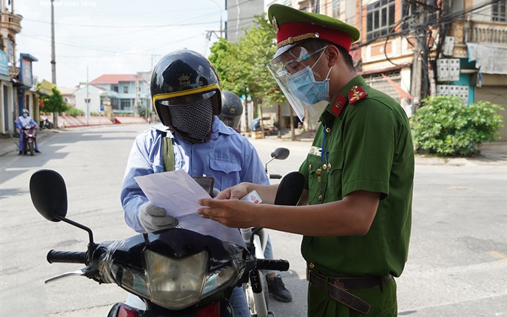 Ảnh: Trình giấy đi đường không hợp lệ, nhiều người Hà Nội phải quay đầu xe