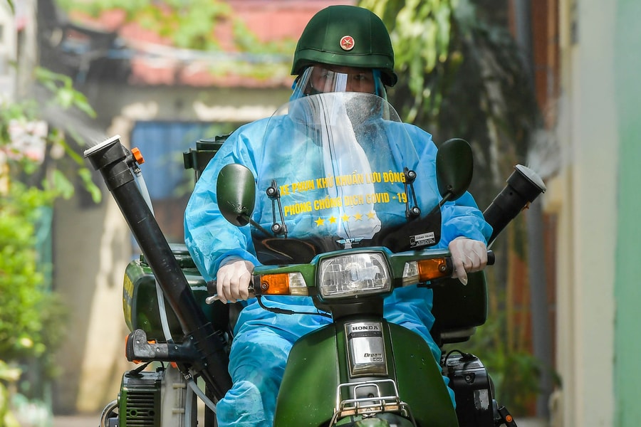 CLIP: Độc đáo chiếc Honda Dream cũ trở thành xe phun khử khuẩn trong ngõ ngách