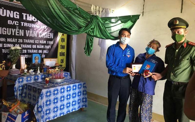 Truy tặng Huy hiệu tuổi trẻ dũng cảm cho trung úy hi sinh khi làm nhiệm vụ trực chốt phòng chống dịch
