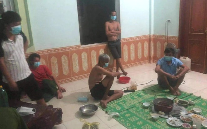 Tụ tập ăn uống trong khu cách ly tập trung, 6 người bị phạt 50 triệu đồng