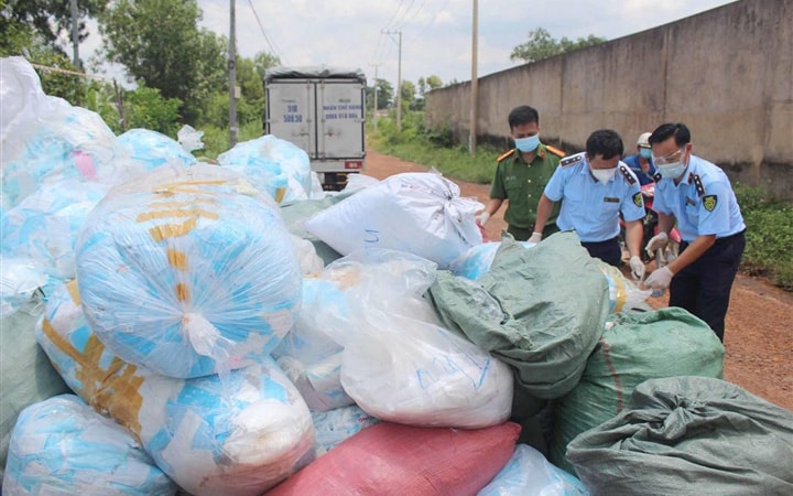 Phát hiện nhiều cơ sở tái chế khẩu trang, găng tay y tế để tuồn ra thị trường