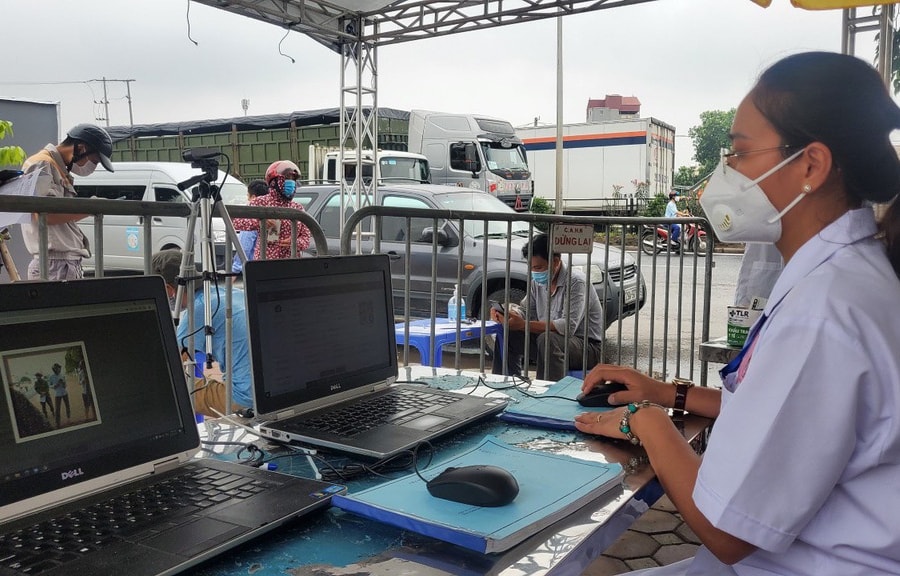 Cận cảnh việc quét mã QR qua các chốt kiểm dịch COVID-19 của Hà Nội