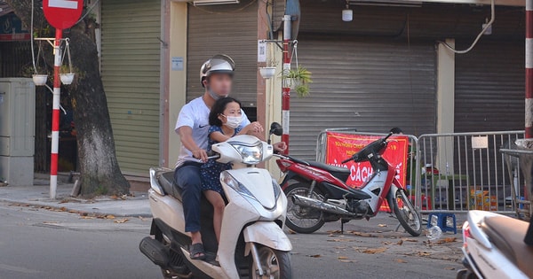 Ngay sát điểm phong tỏa nhưng nhiều người dân vẫn lơ là chống dịch