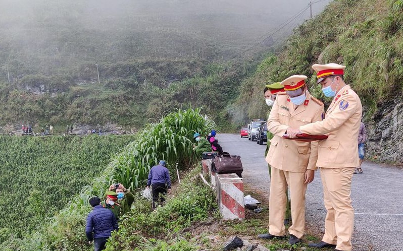 Ô tô lao xuống vực ở đèo Mã Pì Lèng, 3 người tử vong