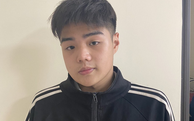 Thiếu niên dùng dao chém xe cảnh sát, đòi thả bạn sẽ bị xử lý như thế nào?