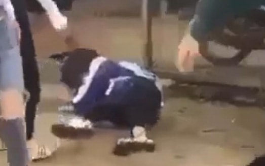 Tạm giữ 4 cô gái hành hung nữ sinh lớp 11