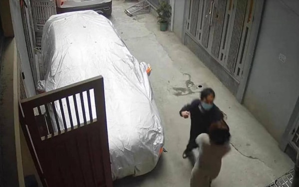 Phó vụ trưởng đánh hàng xóm bị tạm đình chỉ công tác