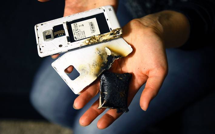 Hiểm họa khôn lường từ việc vừa sạc pin vừa sử dụng điện thoại