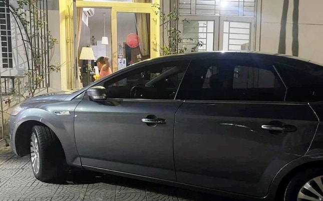 Làm rõ chuyện cán bộ Sở Nội vụ Thừa Thiên - Huế đỗ xe chặn lối đi, thách thức dân