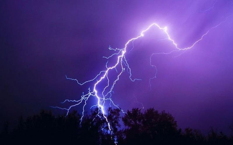 Hàng loạt vụ sét đánh chết người chỉ trong 1 tháng