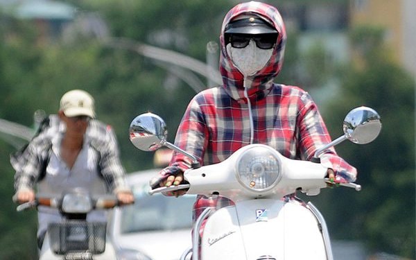 Hiểm họa giao thông khôn lường từ áo, váy chống nắng và những điều chị em cần lưu ý 