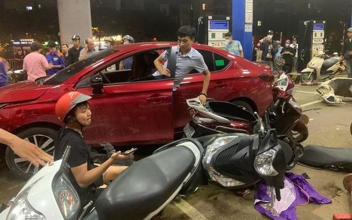 Khởi tố, tạm giữ tài xế say xỉn tông vào cây xăng làm 8 người bị thương