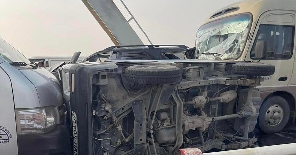 2 tai nạn liên tiếp, cầu Chương Dương ùn tắc nghiêm trọng