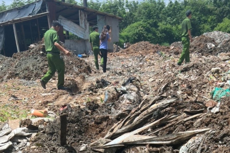 Bình Dương: Phát hiện cơ sở sản xuất muối chôn hơn 2.000 tấn chất thải trái phép