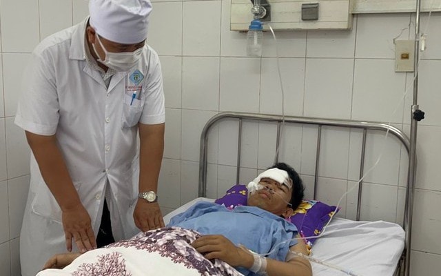 Cứu sống nam bệnh nhân bị tường đổ đè lên người nguy kịch