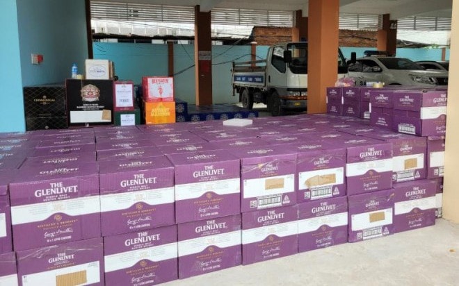 Long An: Bắt quả tang 3 ô tô tải chở hàng nhập lậu về Việt Nam