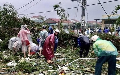 Người dân hỗ trợ tìm vàng giúp chủ tiệm sau trận lốc xoáy do bão Noru gây ra