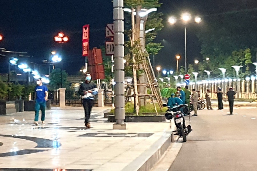 Bình Dương: Tìm danh tính nạn nhân bị bốc cháy giữa phố đi bộ