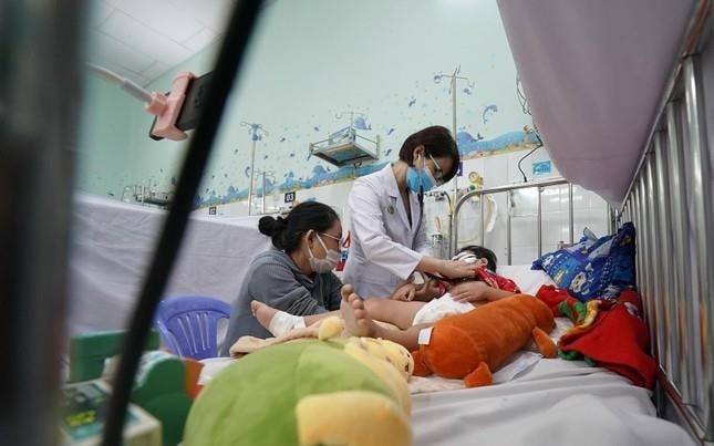 Từ vụ bé gái nguy kịch do uống nhầm xăng, cha mẹ cần lưu ý những điều này để bảo vệ con