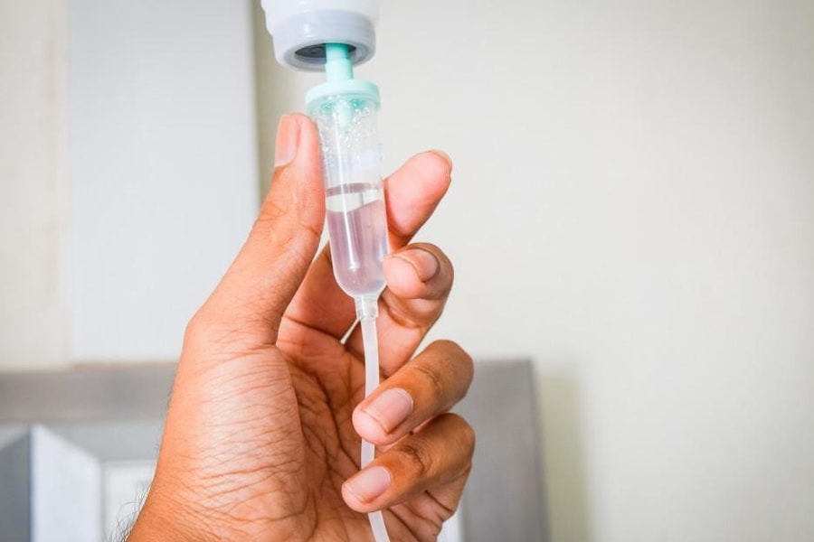 Khi mắc sốt xuất huyết có nên tự ý truyền nước hay không?