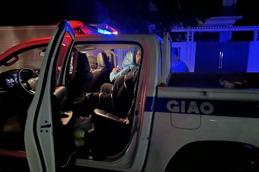 Huế: Cảnh sát giao thông vượt lũ đưa sản phụ đến bệnh viện sinh con