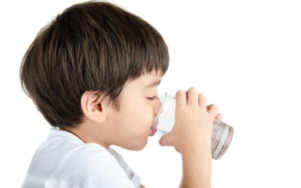 Trẻ cần uống lượng nước bao nhiêu trong ngày là đủ