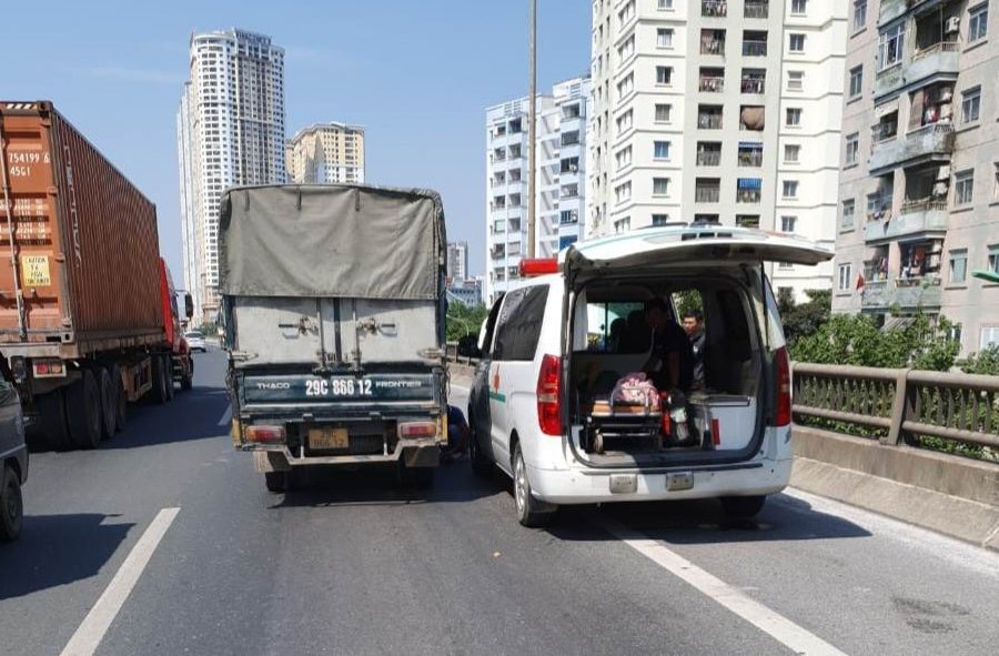 Hỗ trợ kịp thời xe cứu thương bị sự cố ở đường Vành đai 3