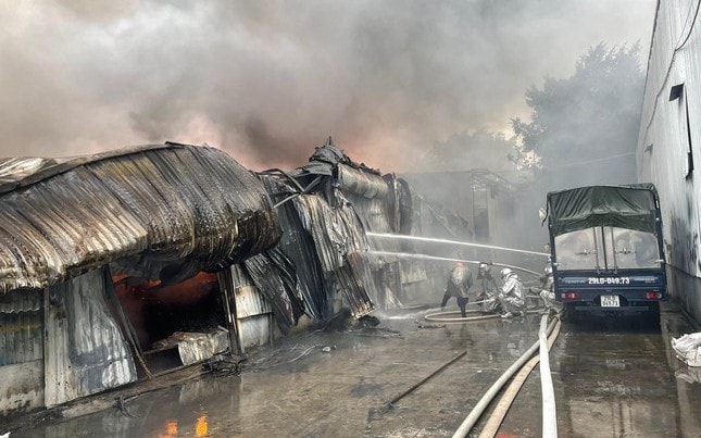 Một người chết trong vụ cháy nhà kho ở quận Hà Đông