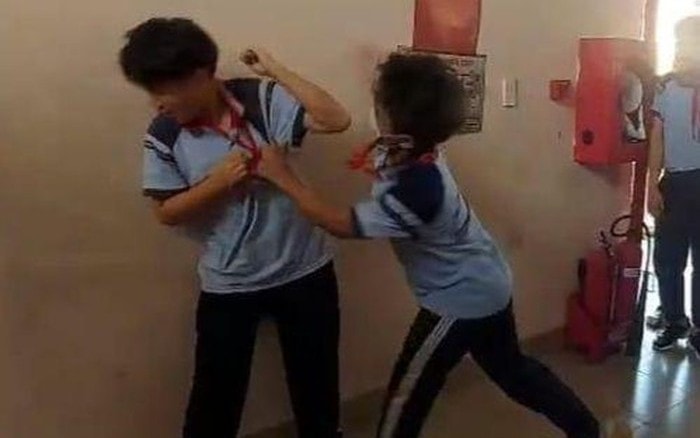 TP.HCM: Xuất hiện video clip nam sinh đánh bạn dã man trong trường