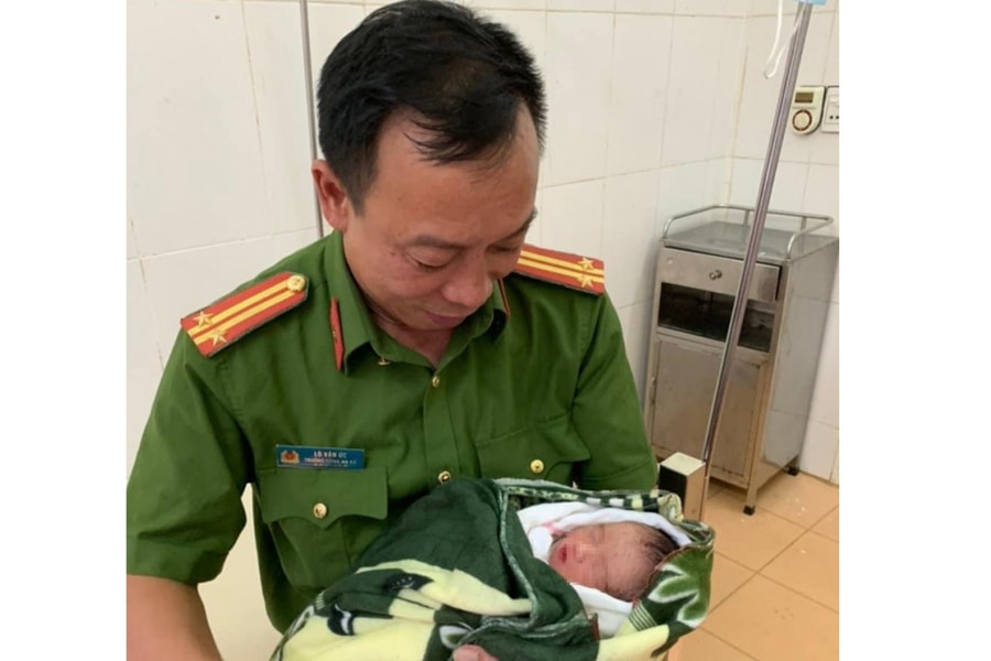 Trưởng Công an xã làm “bà đỡ” ngay trên đường đi công tác