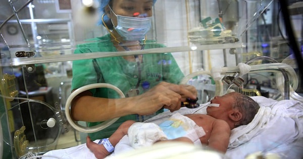 Hà Nội: Cứu sống bé sơ sinh tím tái, ngừng tim do 'đẻ rơi' trong nhà vệ sinh bệnh viện