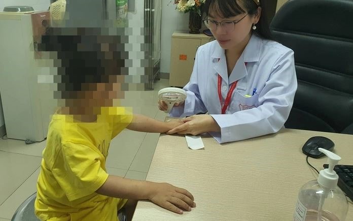 Bất ngờ bé trai 18 tháng tuổi mắc giang mai, bác sĩ chỉ ra con đường lây nhiễm của trẻ