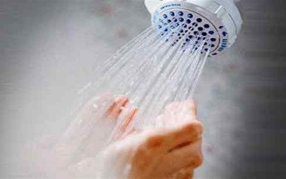 Chuyên gia giải đáp sốt xuất huyết có được tắm không?