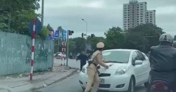 Bị yêu cầu dừng xe, nữ tài xế ô tô đâm thẳng vào cảnh sát giao thông