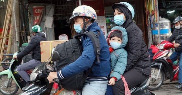 Người dân "tay xách, nách mang", hối hả rời khỏi Thủ đô để nghỉ Tết dương lịch 2023