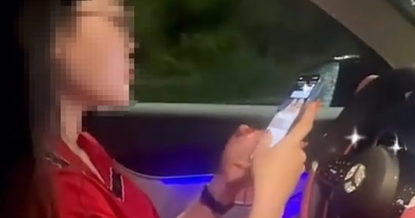 Buông 2 tay để quay TikTok khi lái xe, nữ tài xế Mercedes bị xử phạt
