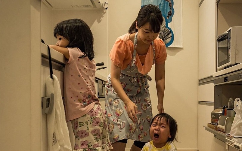 Cái khó của phụ nữ khi nghỉ làm để ở nhà chăm con