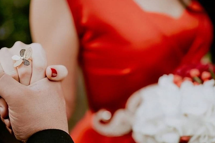 Sau ngày ra mắt, cô gái nhà giàu cưới vội bạn trai nghèo