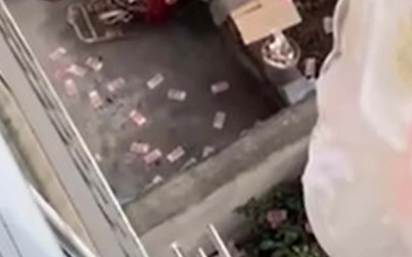 Vợ phát hiện 'quỹ đen' 4.400 USD của chồng khi phơi chăn