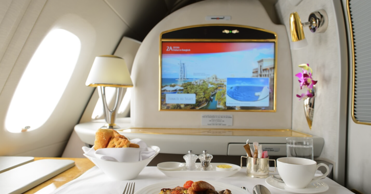 Chồng ích kỷ bay khoang hạng nhất để vợ con ngồi hạng phổ thông